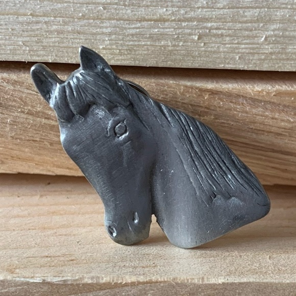 VINTAGE LCD Pewter Canada Horse Head Pin Brooch - Picture 3 of 5